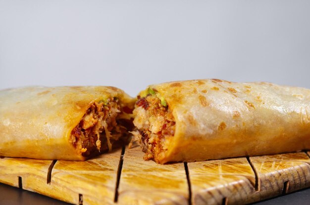 Foto pastor mexikanischer burrito mit fleisch und scharfer soße