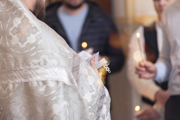 Pastor sosteniendo una Biblia lista para predicar en la iglesia.Cristiano, predicador y concepto de adoración dominical.