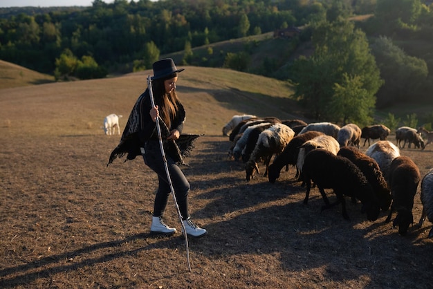 Pastora y rebaño de ovejas en un césped