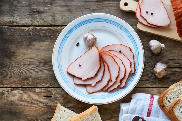 Pastrami de cerdo en rodajas en un plato blanco