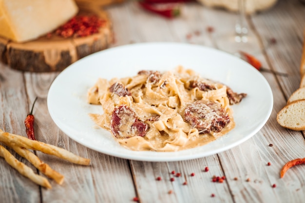 Pastrami de pechuga de pasta fettuccine con salsa cremosa