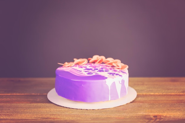 Pastre shef fazendo bolo de mousse com esmalte roxo espelho e decorado com flores rosa chocolate.