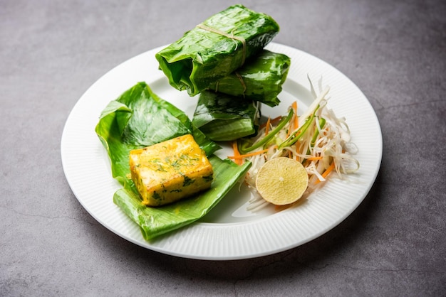 Patani paneer um paneer marinado em molho e grelhado e depois coberto com folha