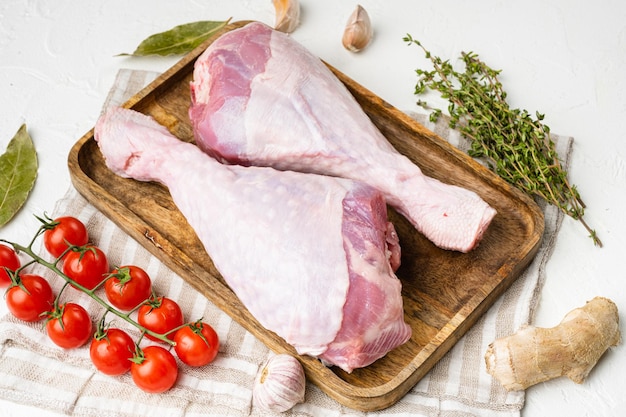 Patas de pavo frescas sin cocer sobre fondo de mesa de piedra blanca