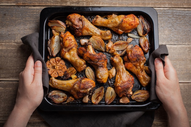 Patas de pollo al horno con cebolla.