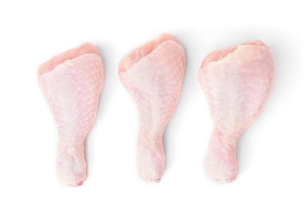 Patas de pollo crudo aisladas en blanco