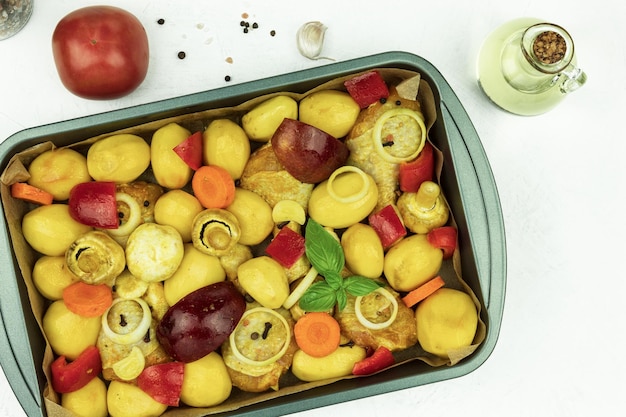 Patas de pollo frescas con especias en una bandeja para hornear