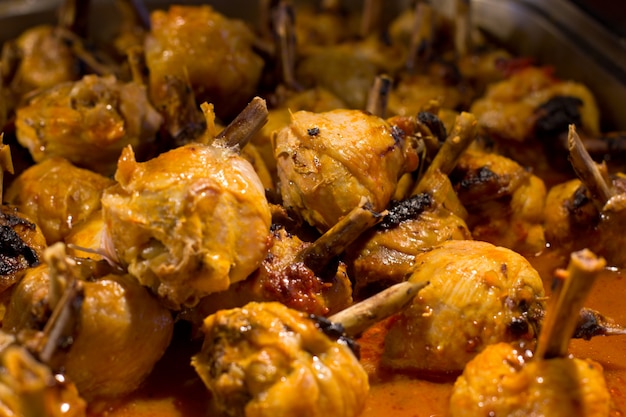 Patas de pollo en una salsa, al horno en una parrilla