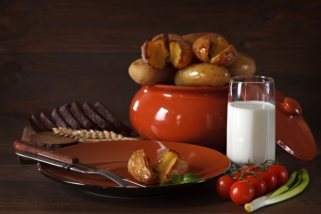 Patata al horno en cerámica sobre la mesa del comedor.