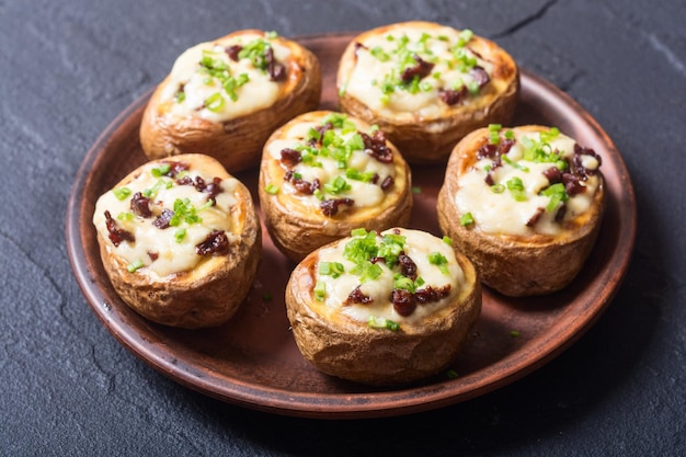 Patata al horno rellena de queso, tocino y cebolla