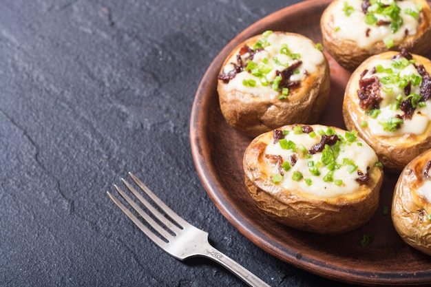 Patata al horno rellena de queso, tocino y cebolla