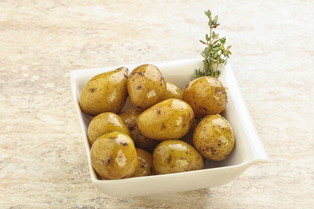 Patata cocida con aceite en el tazón