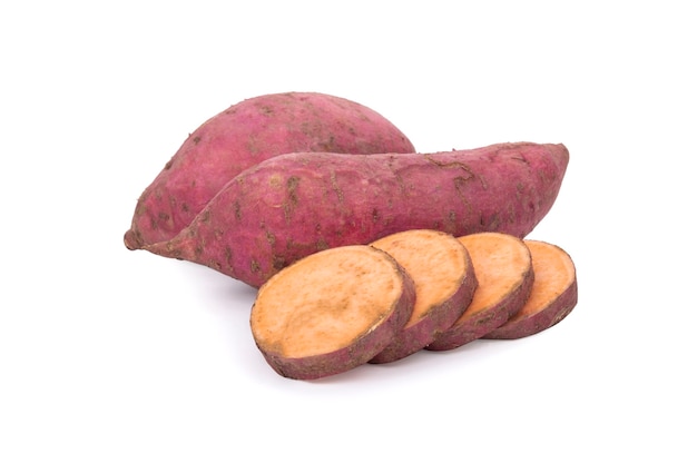 Patata dulce aislada sobre un fondo blanco