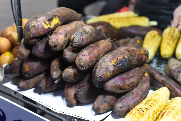 Patata dulce y maíz a la parrilla en el mercado nocturno vietnamita de Da Lat