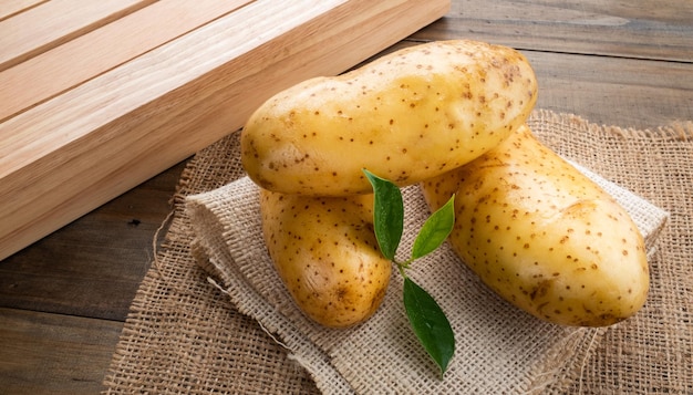 patata fresca sobre fondo de madera, alimentos orgánicos