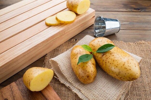 patata fresca sobre fondo de madera, alimentos orgánicos