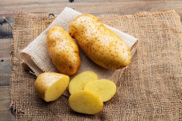patata fresca sobre fondo de madera, alimentos orgánicos