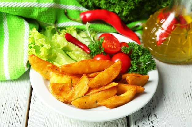 Patata frita casera en un plato sobre fondo de madera