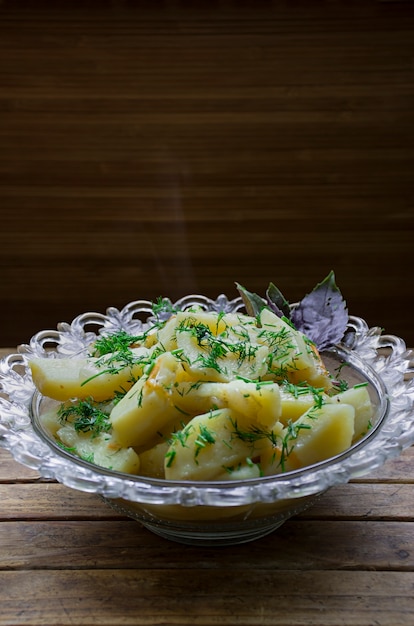 Patata guisada con verduras y hierbas. Almuerzo sabroso y nutritivo.