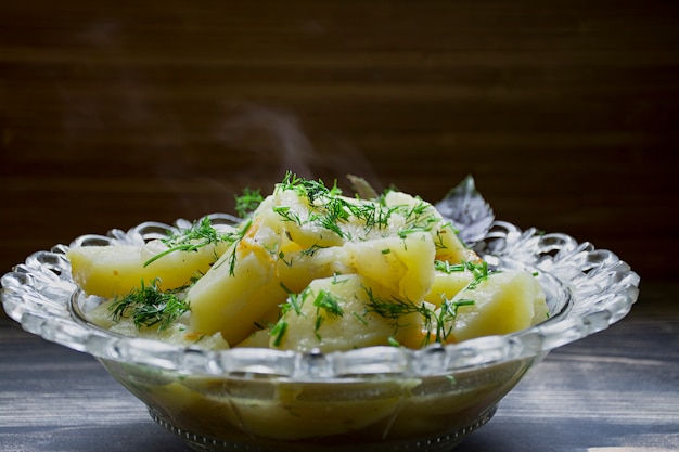 Patata guisada con verduras y hierbas.