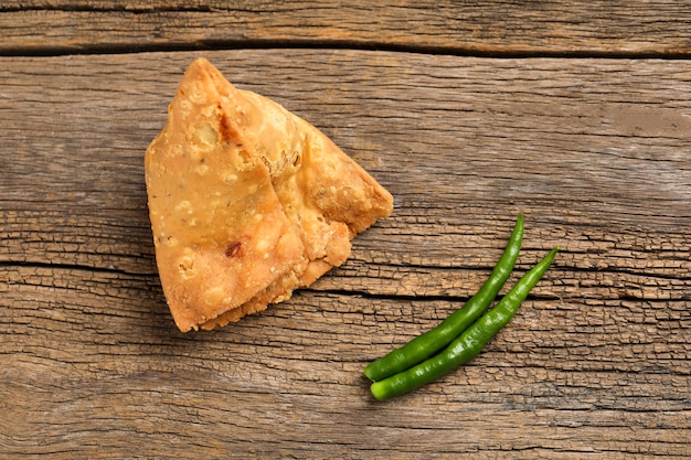 Patata samosa comida callejera picante, aperitivos famosos en la india