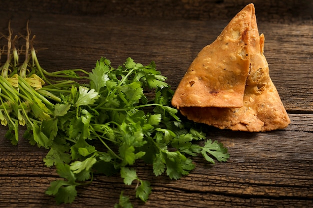 Foto patata samosa comida callejera picante, aperitivos famosos en la india