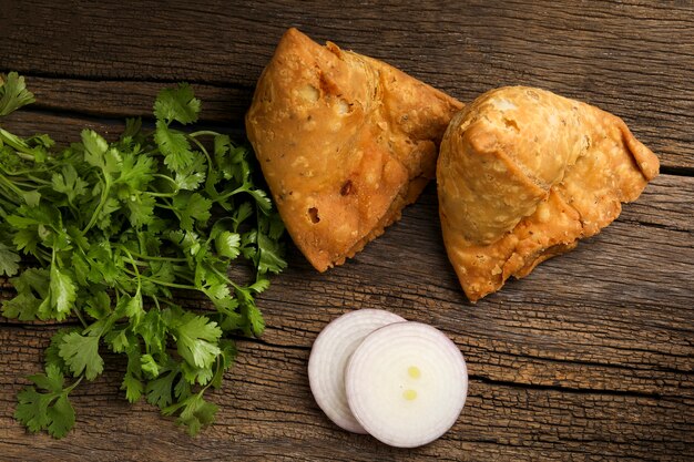 Patata samosa comida callejera picante, aperitivos famosos en la india