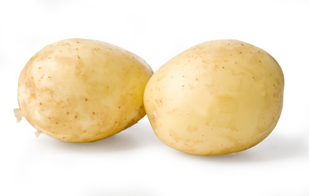 Patatas aisladas sobre fondo blanco con trazado de recorte