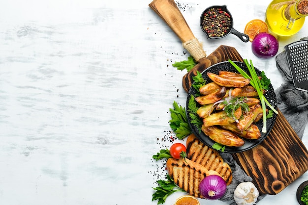 Patatas al horno con cebolla y ajo Vista superior Espacio libre para el texto