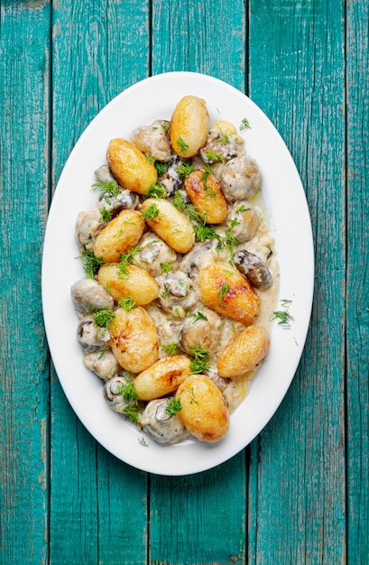 Foto patatas al horno con champiñones