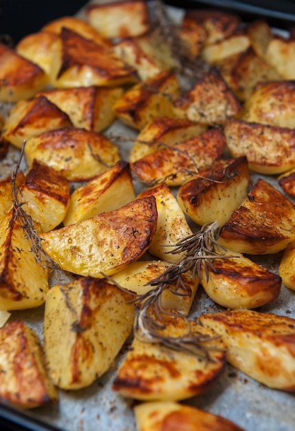 Foto patatas al horno con hierbas.