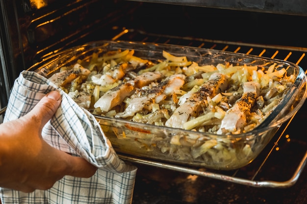 Patatas al horno con pescado al horno