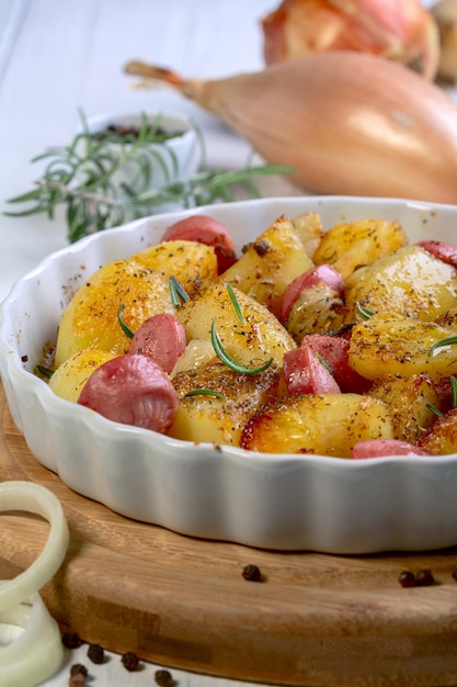 Patatas al horno con rodajas de salchicha