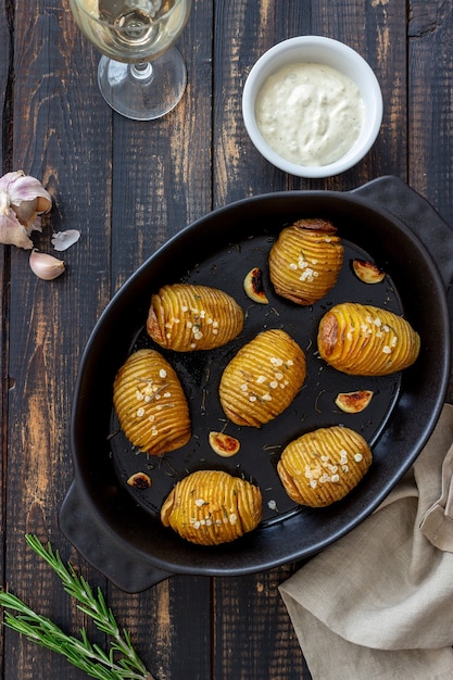 Patatas al horno con romero y ajo. Alimentación saludable. Comida vegetariana.