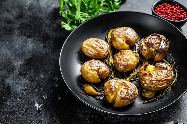 Patatas al horno rústicas al horno con romero