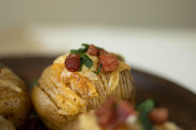 Patatas al horno con tocino cebollas verdes y queso