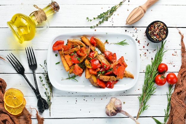 Patatas al horno con verduras Platos comida Vista superior Espacio libre para su texto