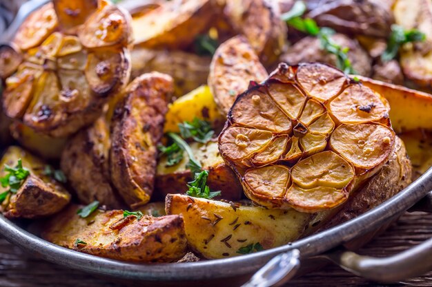 Patatas americanas. Patatas al horno con piel. Patatas asadas con ajo especias sal comino y hierbas.