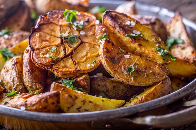 Patatas americanas. Patatas al horno con piel. Patatas asadas con ajo especias sal comino y hierbas.