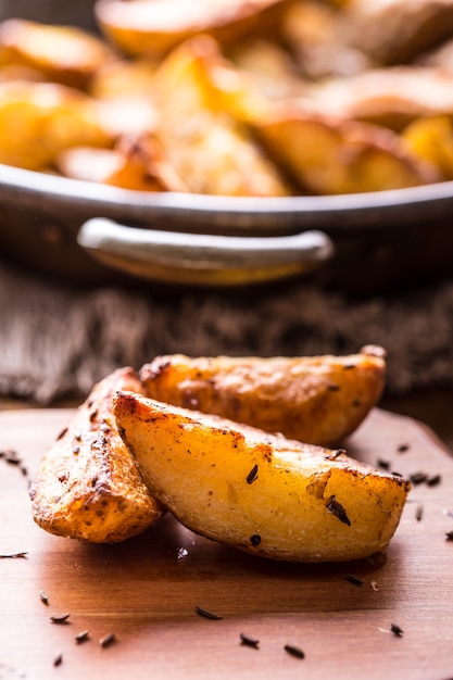 Patatas asadas americanas con tocino ahumado ajo sal pimienta comino eneldo perejil decoración de hierbas