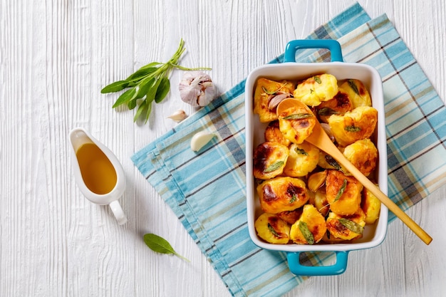 Patatas asadas aplastadas con ajo y salvia