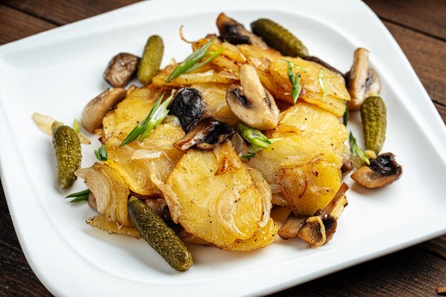 Patatas asadas con champiñones y encurtidos