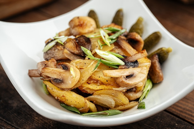 Patatas asadas con champiñones y encurtidos