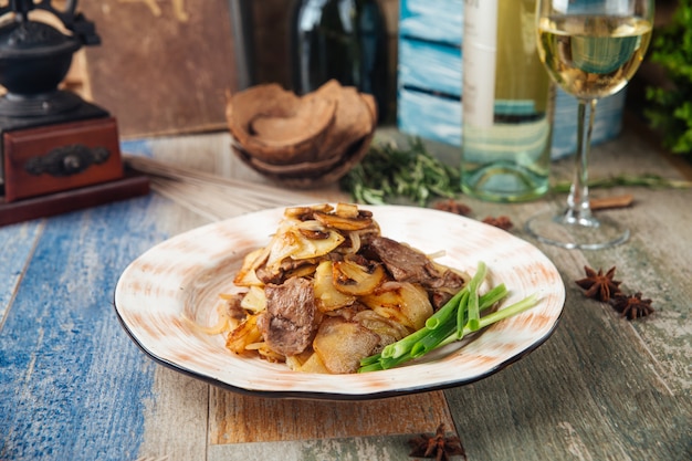 Patatas asadas con champiñones y ternera