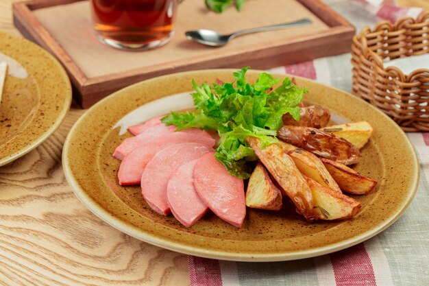 Foto patatas asadas con lonchas de jamón de cerca