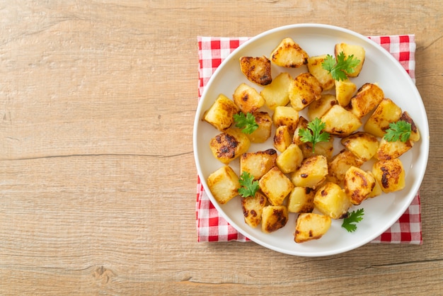 Patatas asadas o asadas en un plato blanco