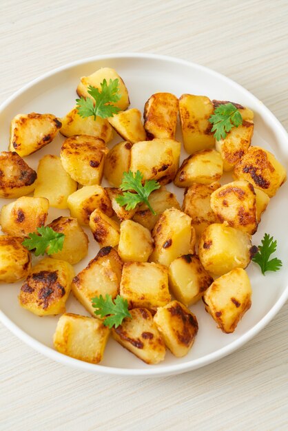 Patatas asadas o asadas en un plato blanco