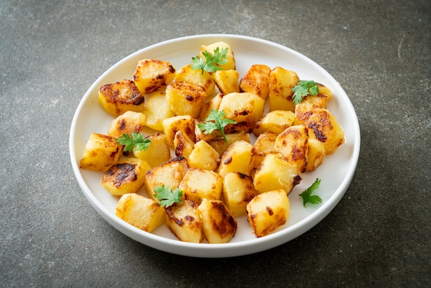 Patatas asadas o asadas en un plato blanco