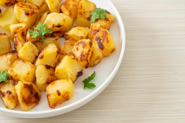 Patatas asadas o asadas en un plato blanco