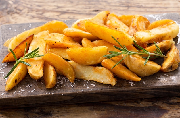 Patatas asadas con romero sobre plancha de madera